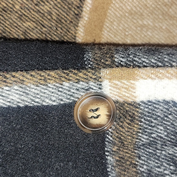 Women's shacket. Size XL. Plaid colors- tan, black, and white. - Picture 3 of 5